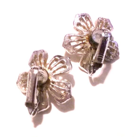 Vintage Lisner Silver Tone Rhinestone Accented Flower Clip On Earrings - Picture 3 of 3